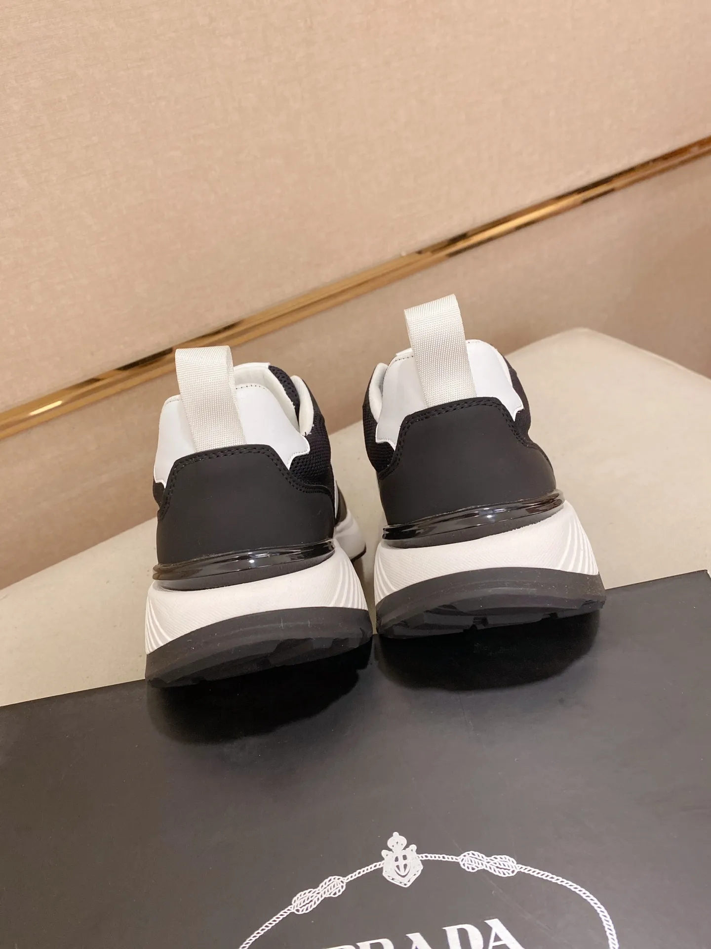 Men's shoes 💰 442💰 ✔️✔️✔️The new PRADA (Prada) counters are launched simultaneously. The new men's shoes and 😘fabrics are made of selected cowhide and waterproof and breathable fabrics. Lining: Breathable mesh lining. 👍🏿 High-end ☄️ air-cushion molded anti-slip rubber outsole, exquisite lines, simple and elegant, comfortable and high-end for leisure travel. Code number: 38 to 44 (45 can be customized and cannot be returned or exchanged)